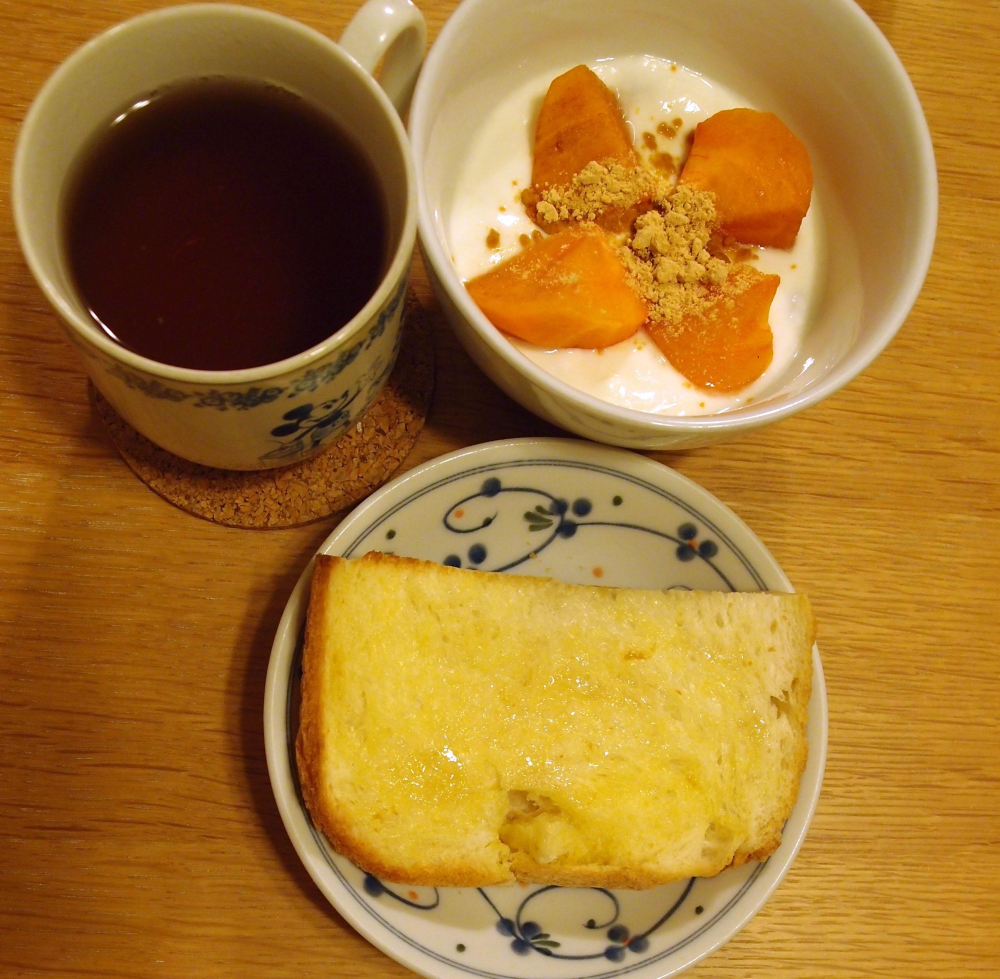 柿&黄な粉ヨーグルトと蜂蜜バターパンと紅茶の朝食