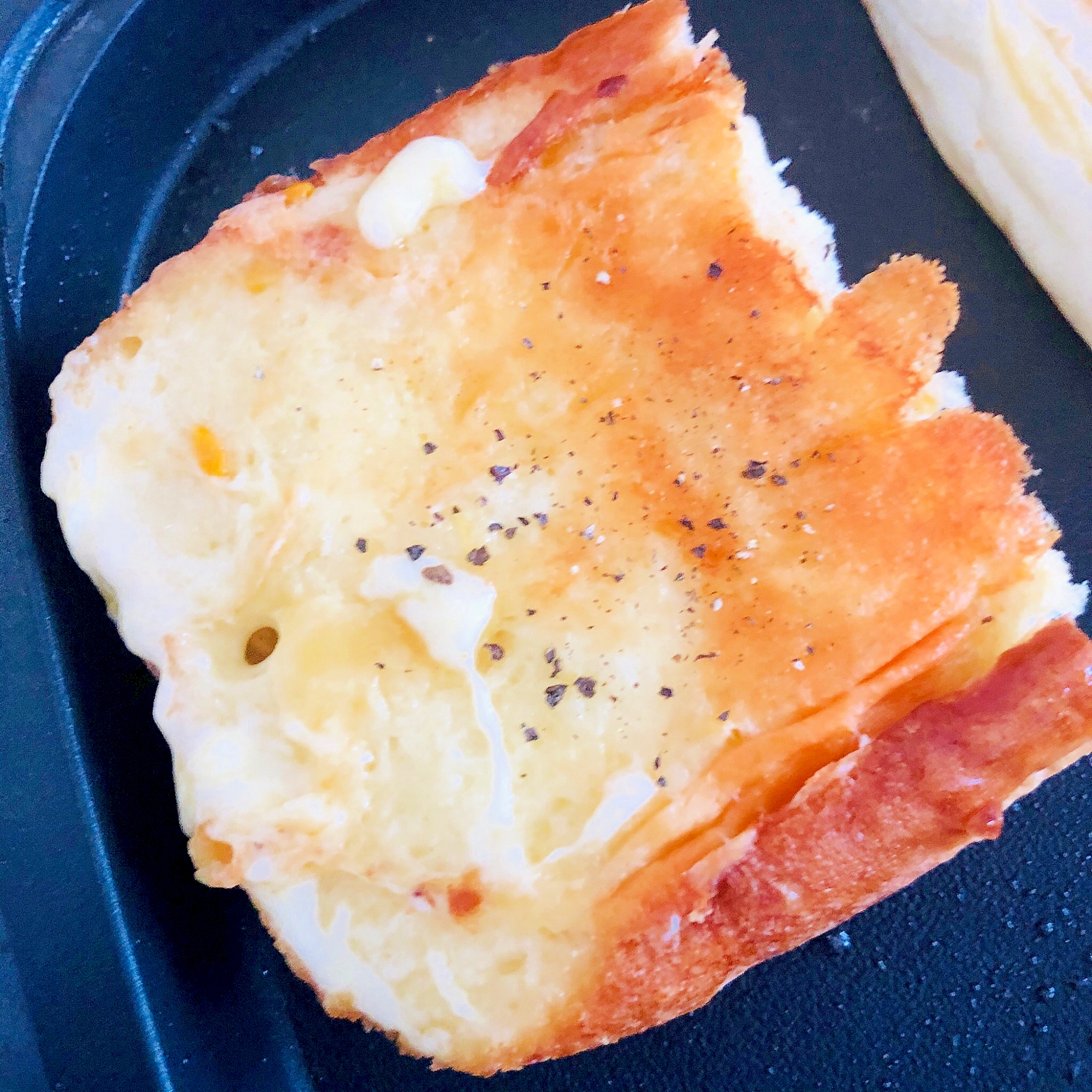 チーズと黒コショウのトースト