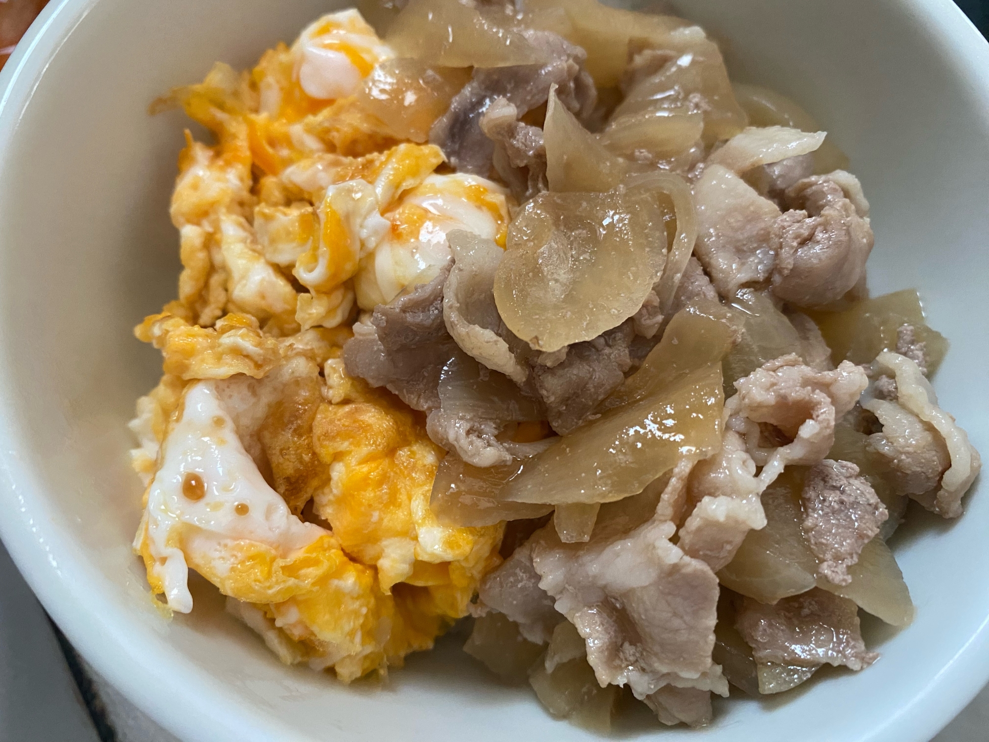 豚の生姜焼きと卵の丼ぶり