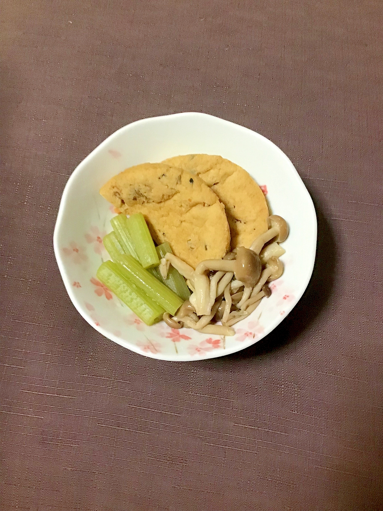 フキとがんもとシメジの麺つゆでサッと２～煮。