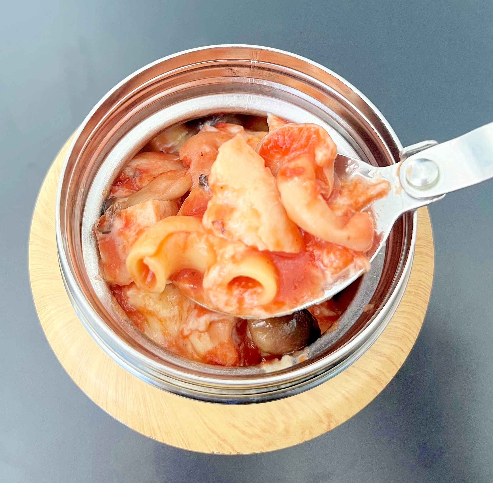 スープジャーでトマトチキンのレンチンマカロニパスタ