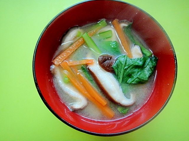 小松菜と人参椎茸の味噌汁
