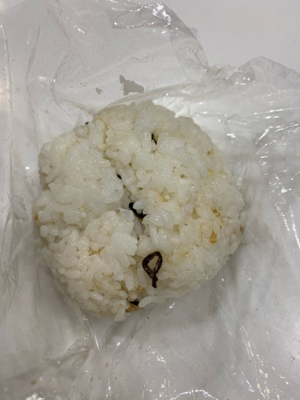 おかかと塩昆布と黒ごまの醤油おにぎり