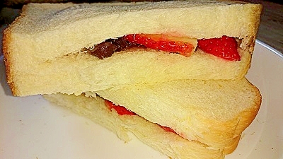 食パンで簡単‼いちごあんトーストサンド
