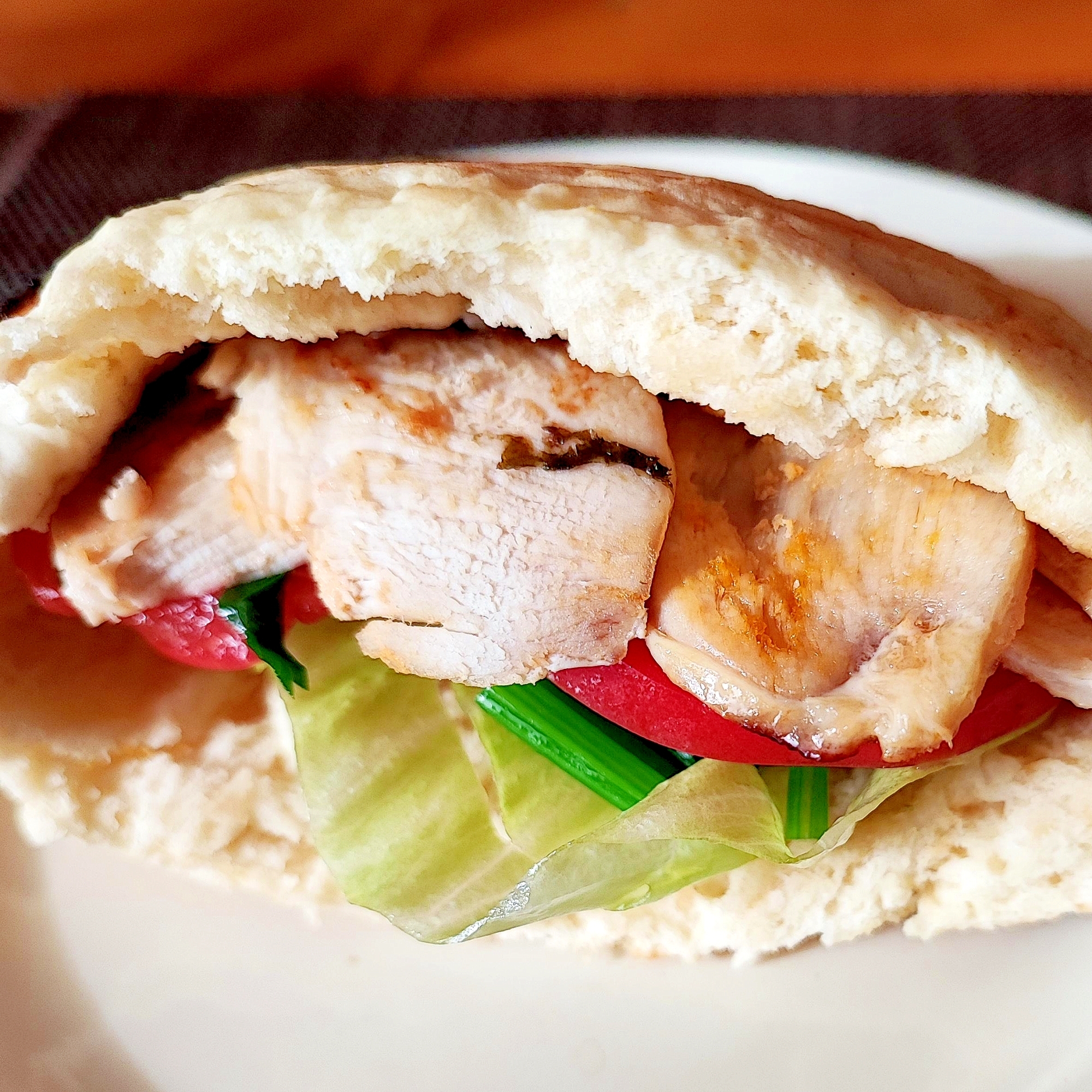 鶏むね肉のレモン焼きピタサンド