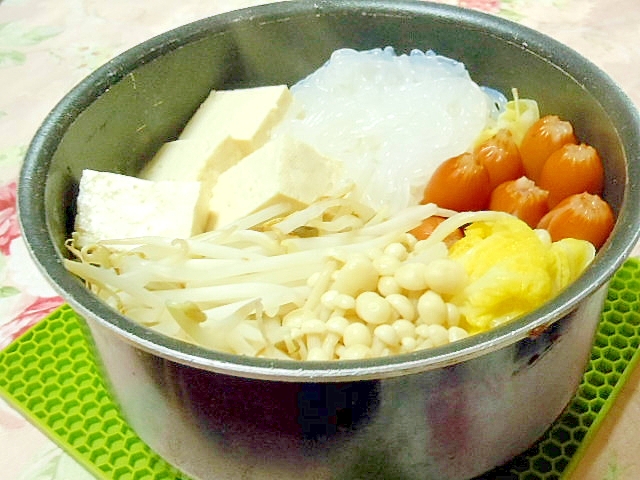 ❤茸と豆腐とウィンナーと糸蒟蒻と白菜の水炊きお鍋❤