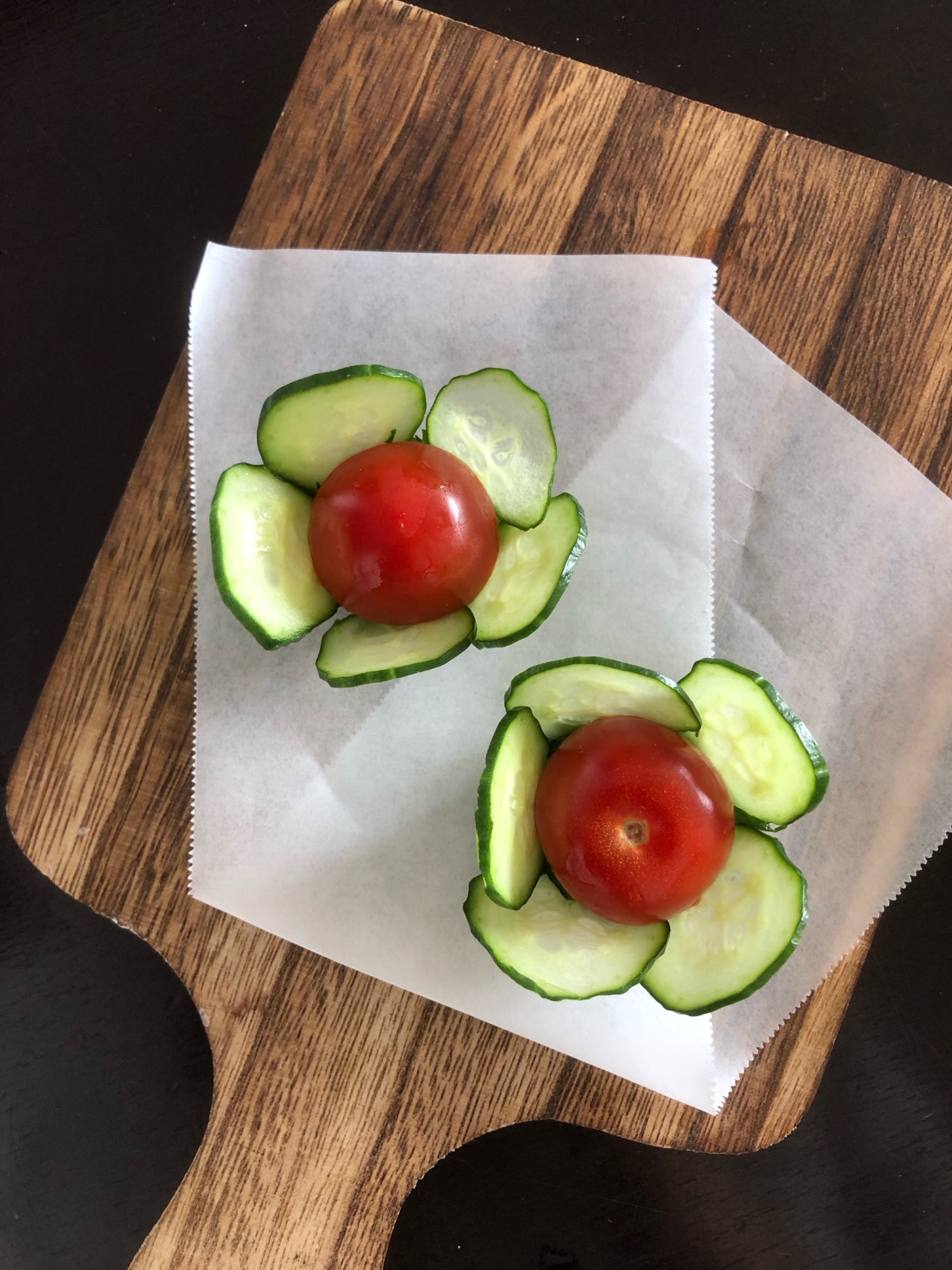 お弁当のスキマに！きゅうりとトマトのプチフラワー レシピ・作り方 by 