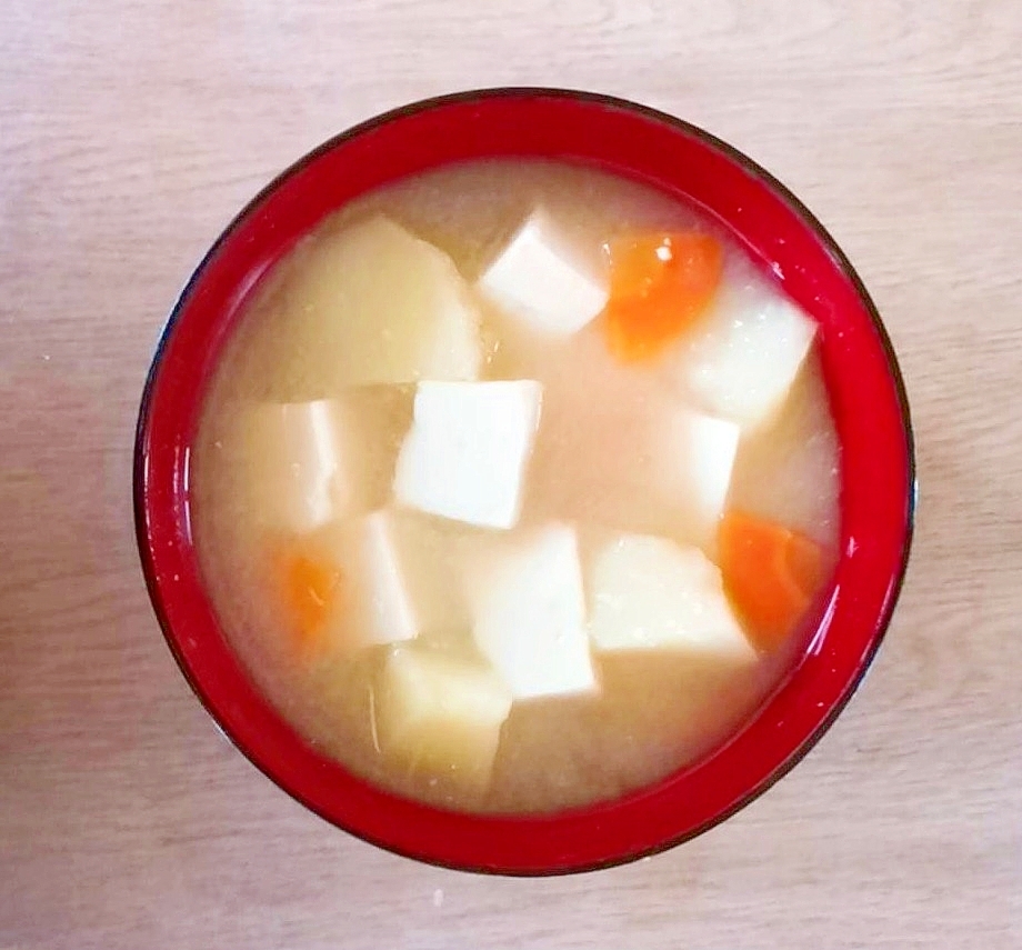 じゃが芋と豆腐と人参の味噌汁