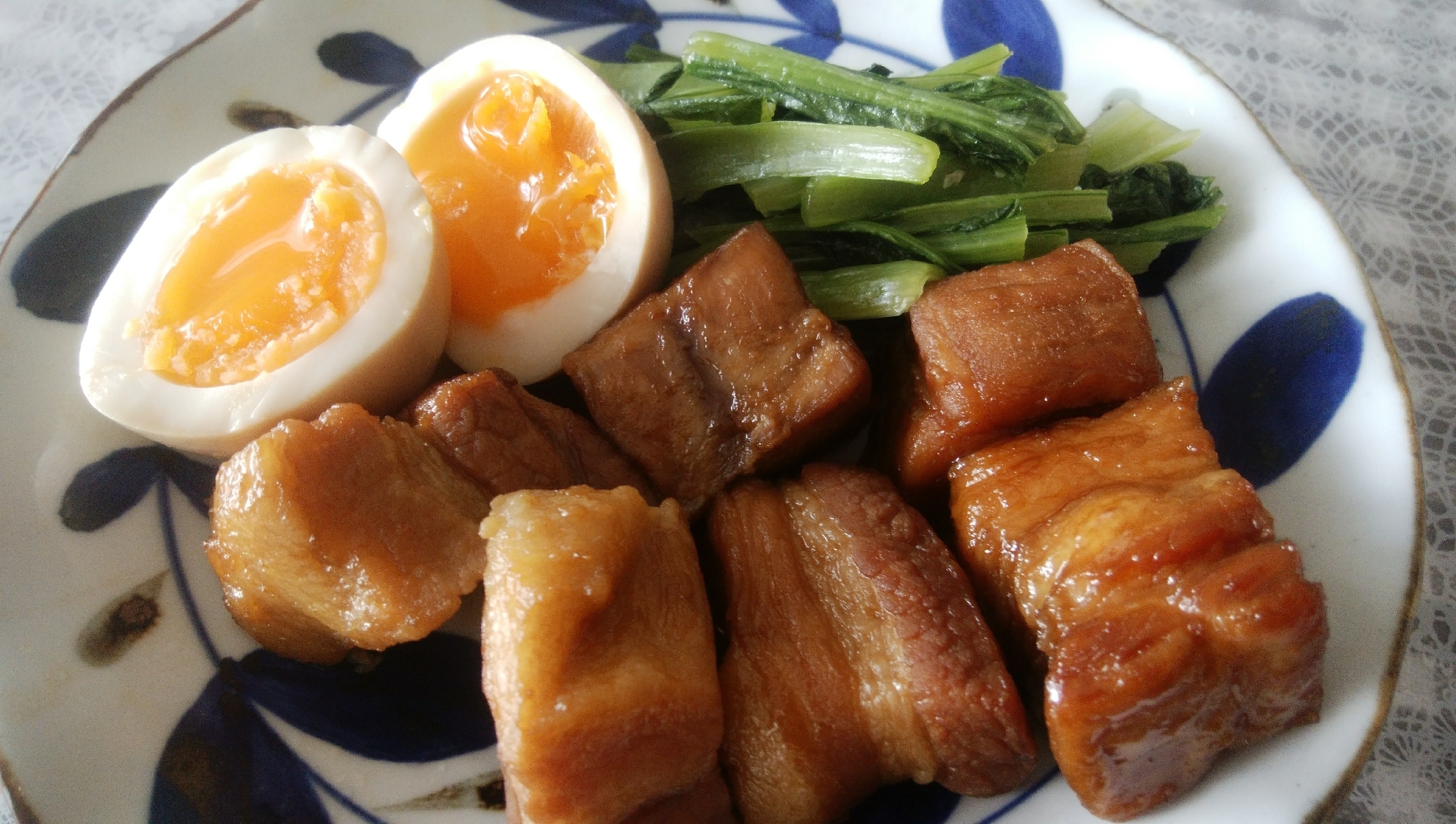 豚の角煮と半熟卵☆小松菜を添えて