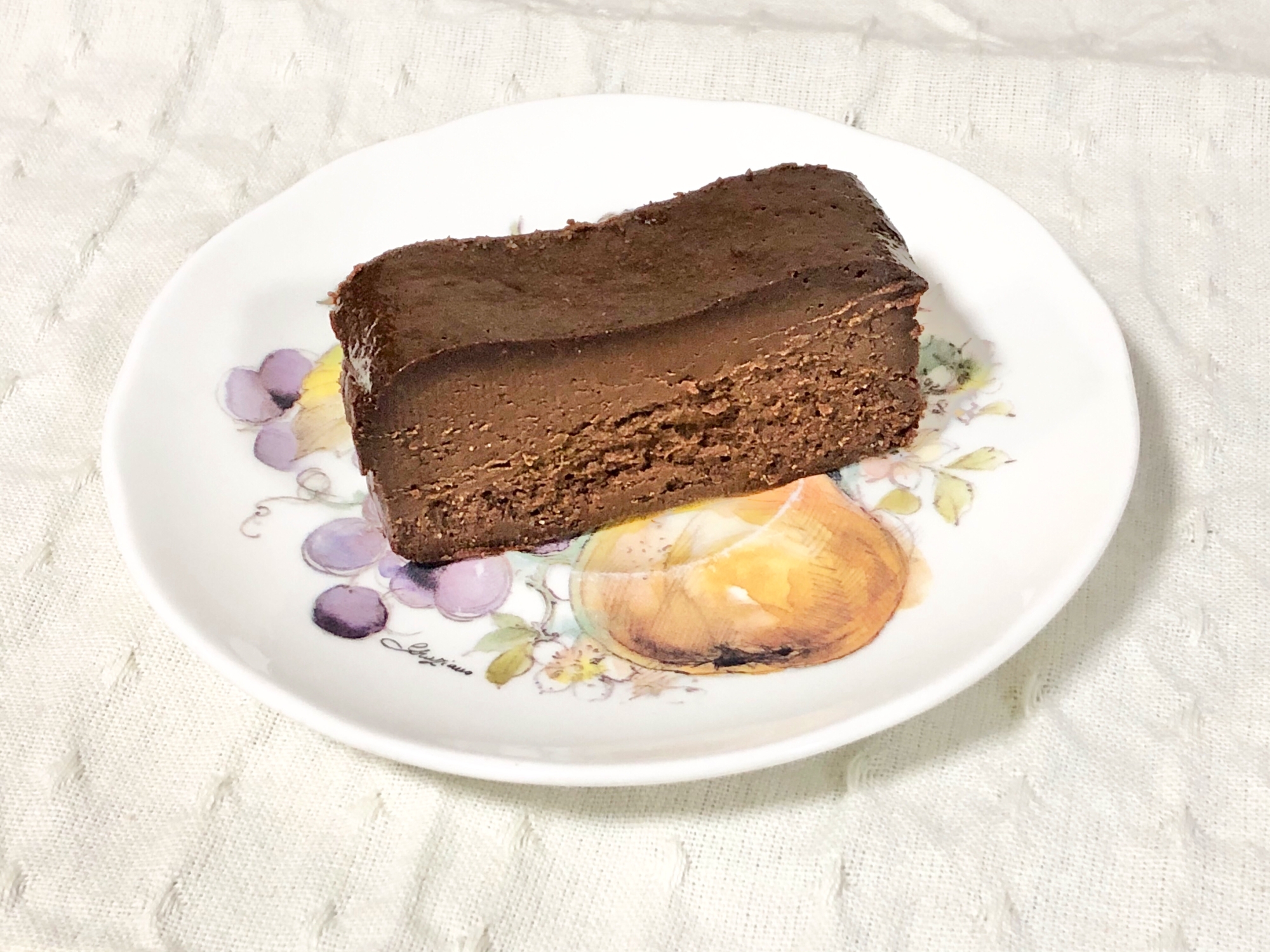 簡単⭐材料少なめで！濃厚なめらかチョコレートケーキ