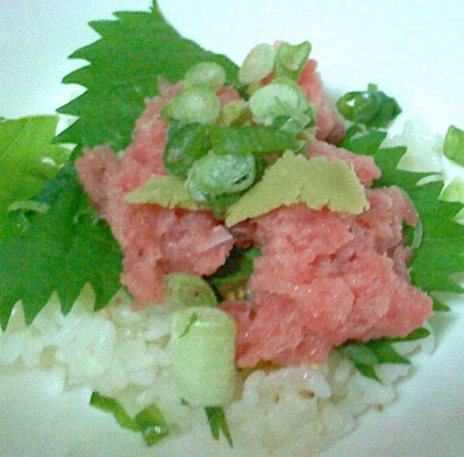 大葉と小ねぎたっぷりの　ネギトロ丼