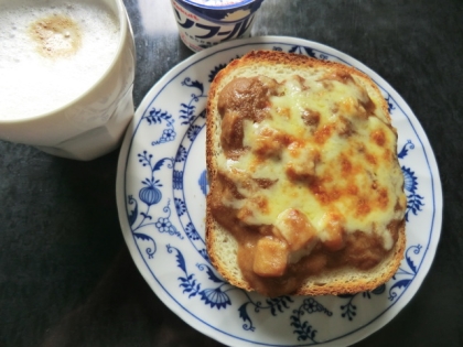 残ったカレーでカレーピザトースト