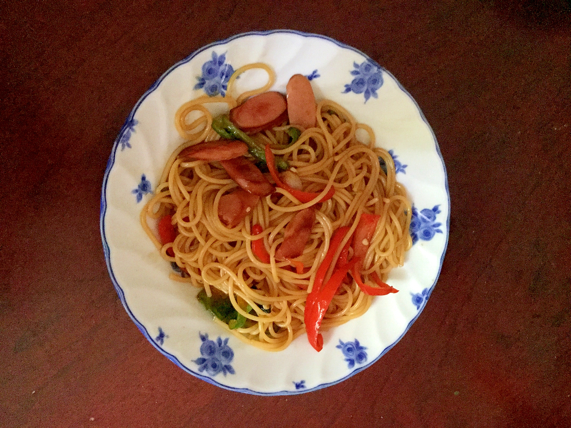 ウインナーとパプリカとピーマンのソースパスタ。