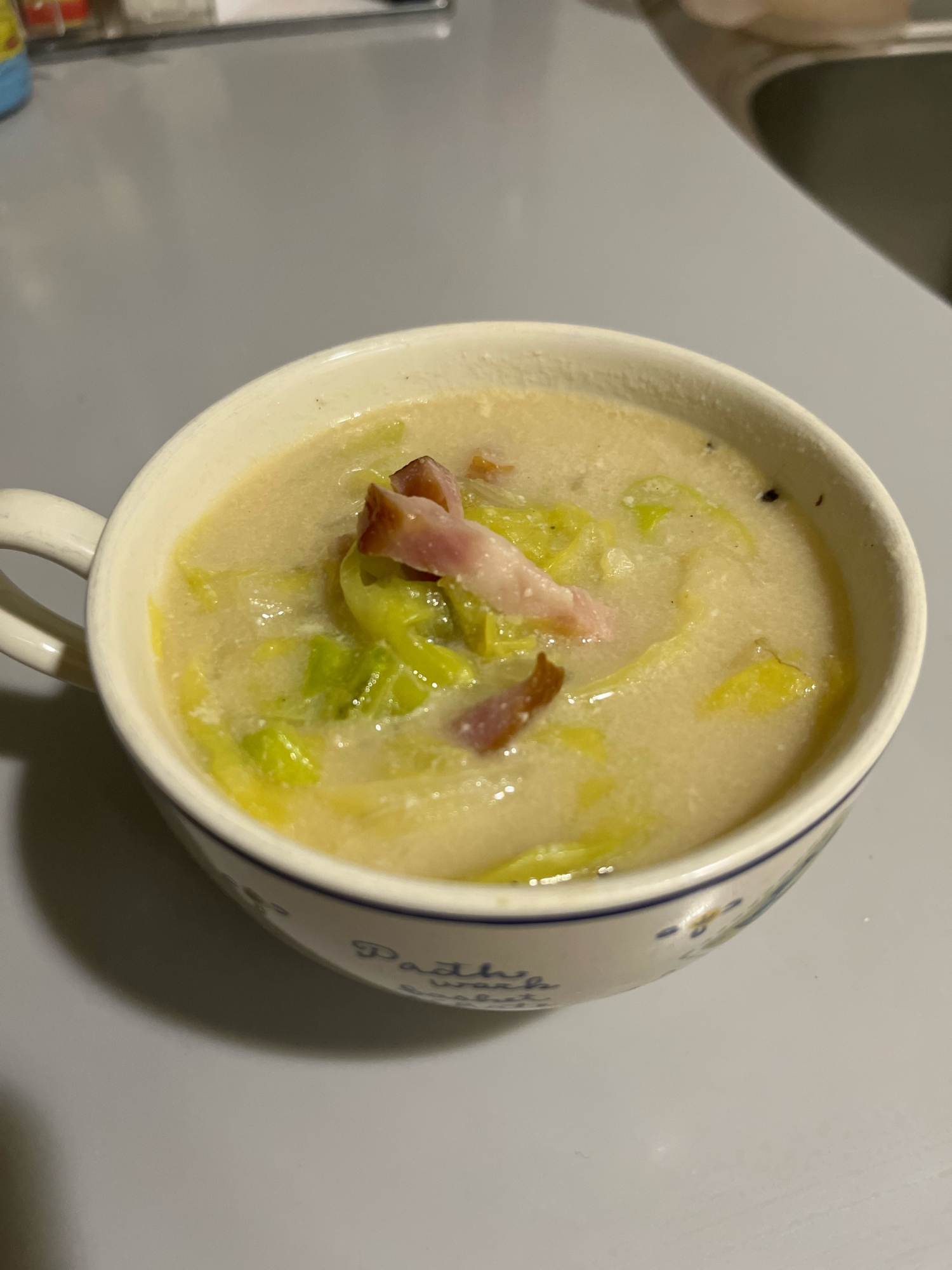 春キャベツで作るヘルシー豆乳スープ
