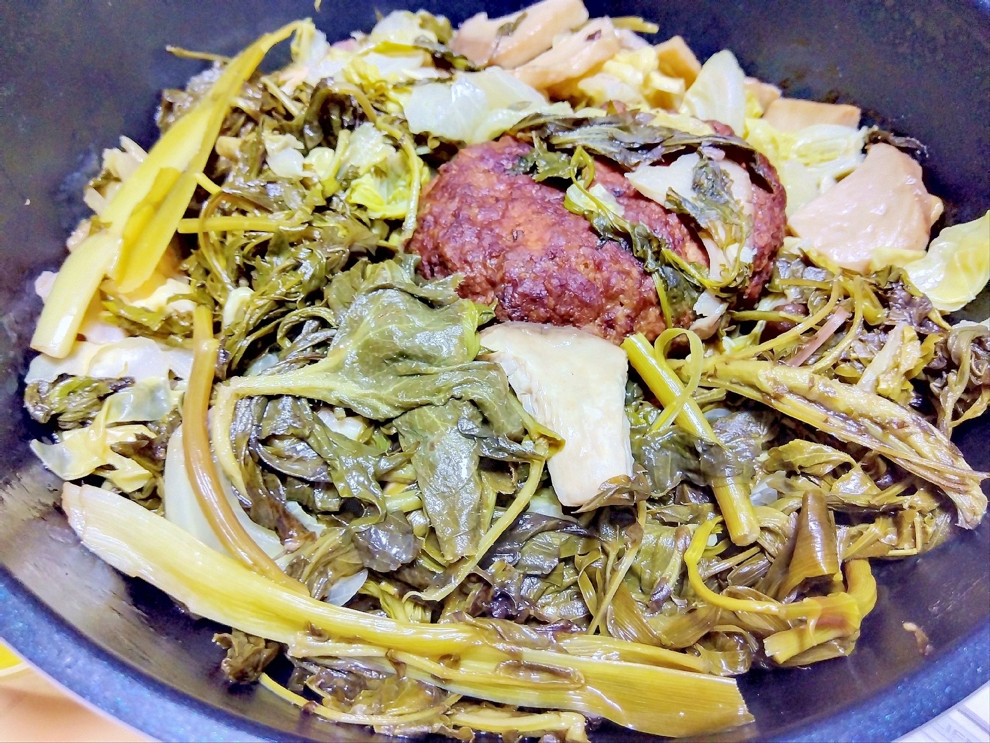 ヨモギたっぷり野草ハンバーグ蒸し煮