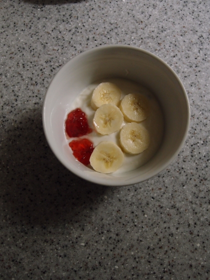 朝食に♡いちごとバナナのハチミツかけヨーグルト