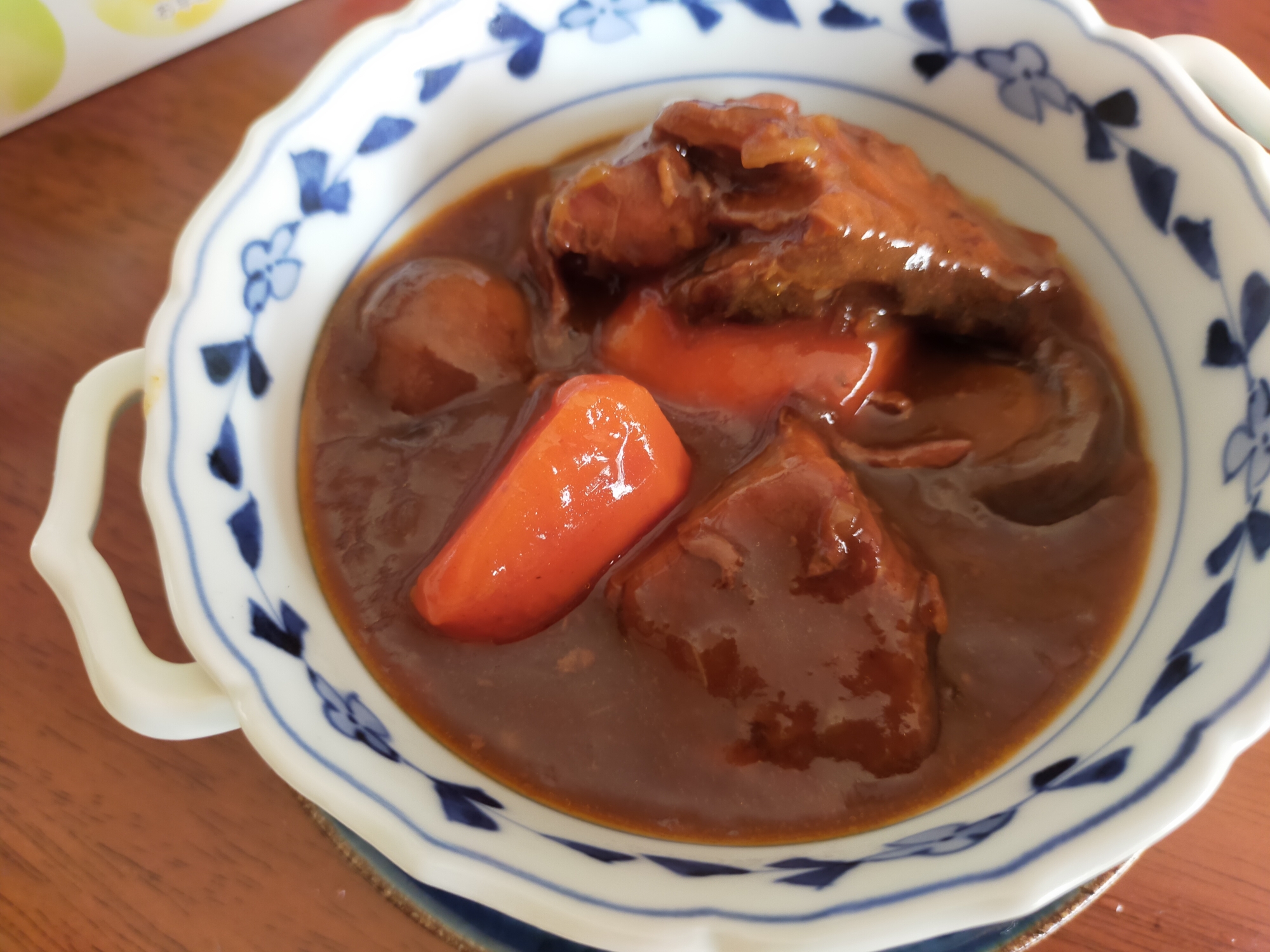 白い器に盛られた圧力鍋で作るビーフシチュー