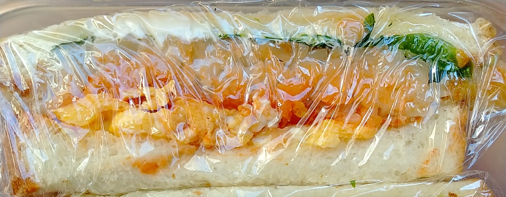 ハッシュドポテトと卵のサンドイッチ