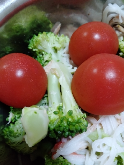 カニカマとわかめとブロッコリーの簡単レタスサラダ