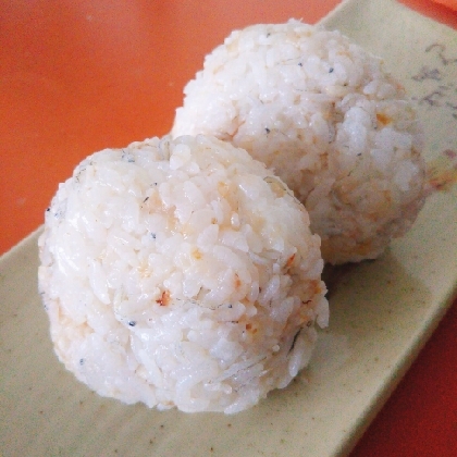 そして茄子と豚肉の甘酸っぱい炒め物と一緒に白飯！かと思いきや、いえいえ(｀_´メ)このメチャメチャ美味しいおにぎりがピッタリ❗️ご馳走さまでしたo(^o^)o