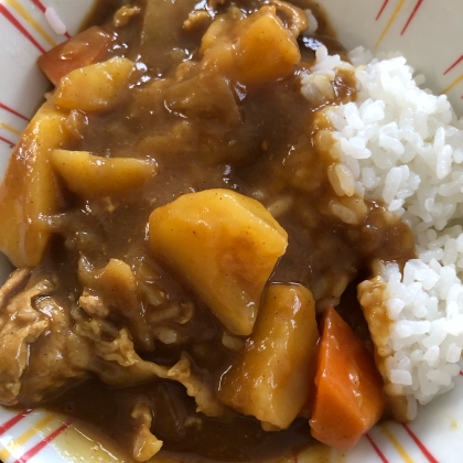 新じゃがいも、にんじん、玉ねぎ入り、ポークカレー！