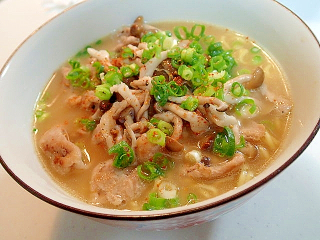 豚肉としめじと葱の豚骨ラーメン