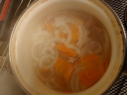 玉ねぎとベーコンのコンソメスープ