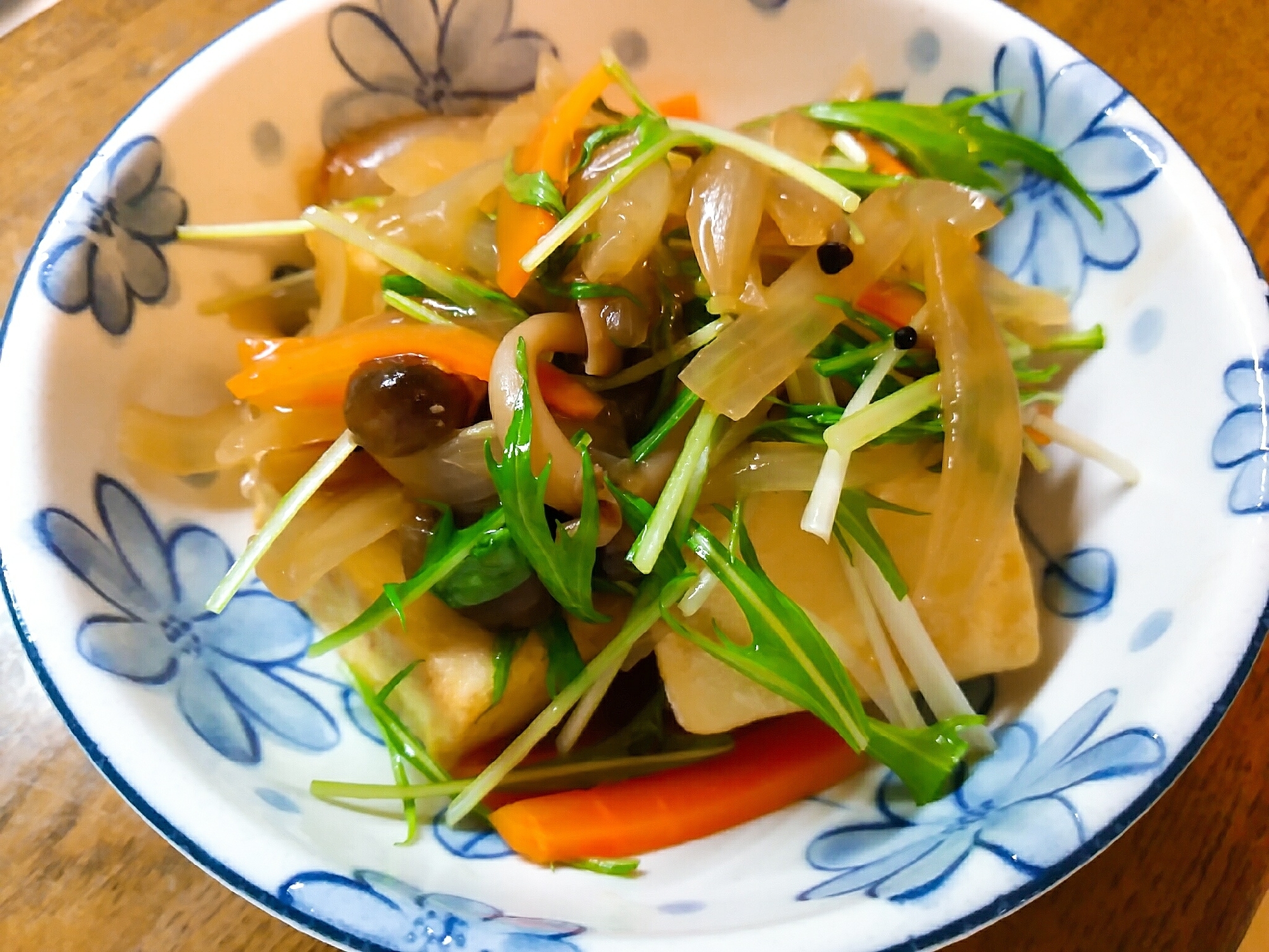 豆腐ステーキの玉葱しめじ水菜あんかけ