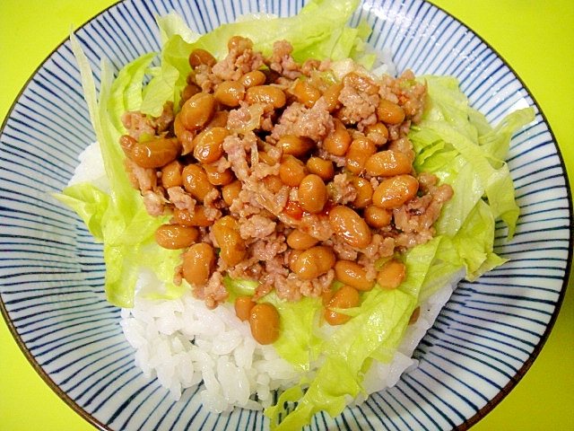 豚そぼろとレタスの納豆丼