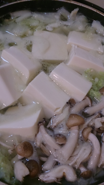 白菜としめじの湯豆腐