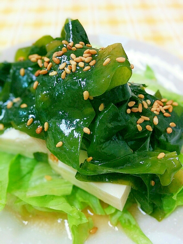 ゴマ油風味♪お刺身ワカメと豆腐のサラダ