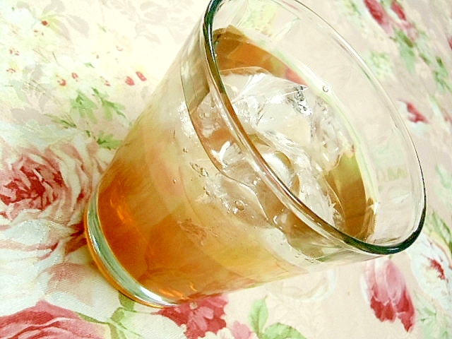 グラスに注がれたはちみつ梅酢ドリンク