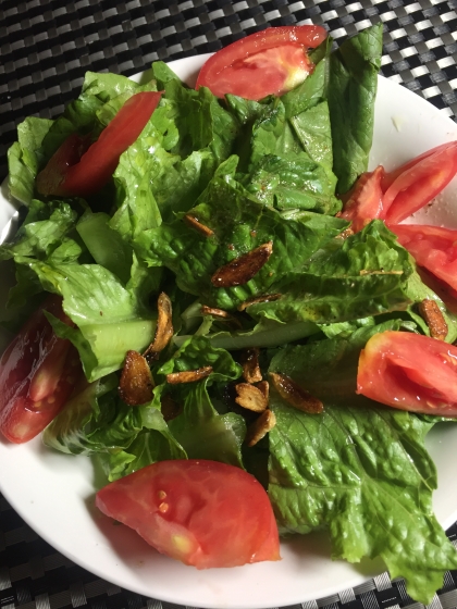 ロメインレタスとトマトのバジル風味サラダ