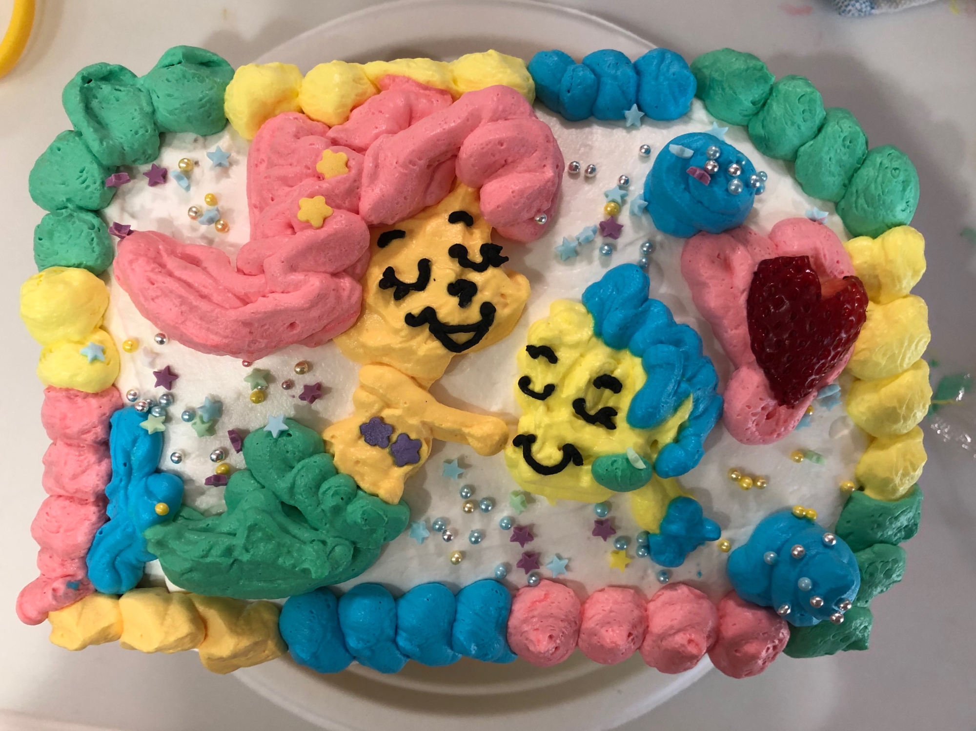 皿にのせたレインボーケーキ