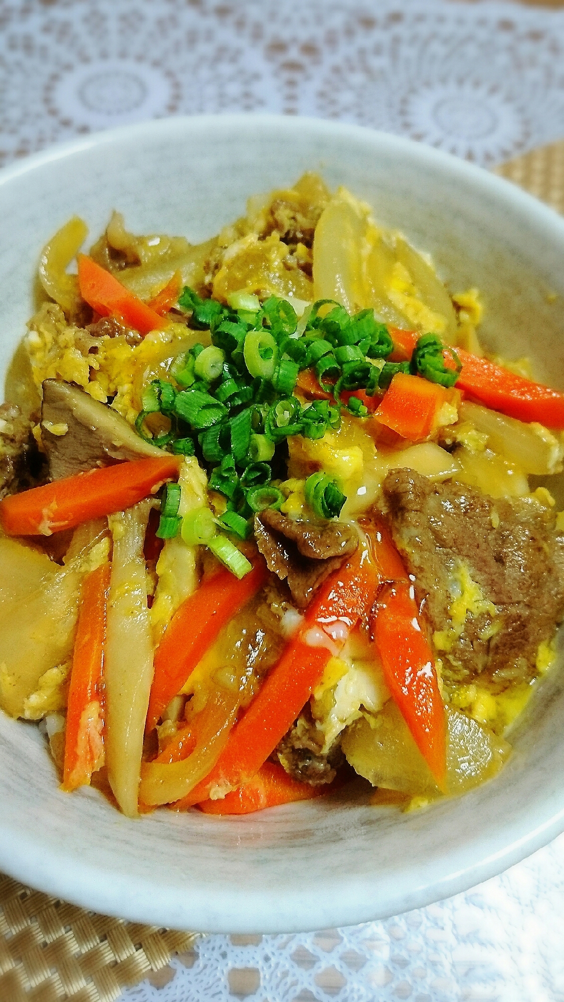 牛肉と野菜のニンニク醤油でコクうま♪半熟卵とじ