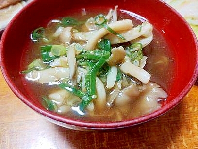 きのこの　みそ汁（舞茸・しめじ）