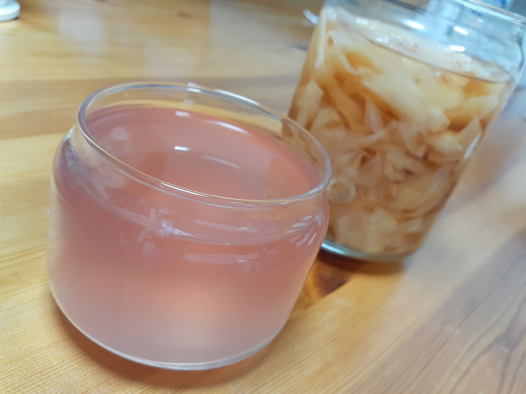 ガラス瓶に入ったジンジャーシロップとガリ