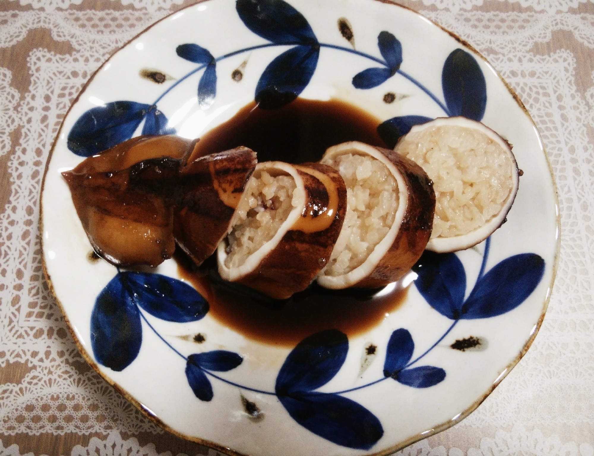 青い柄皿に盛り付けられたいかの味付けごはん詰め