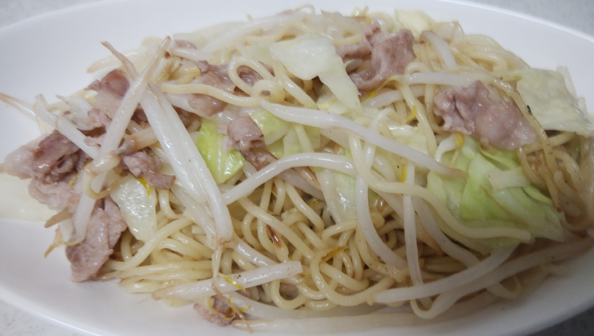 豚肉ともやしとキャベツの塩焼きそば