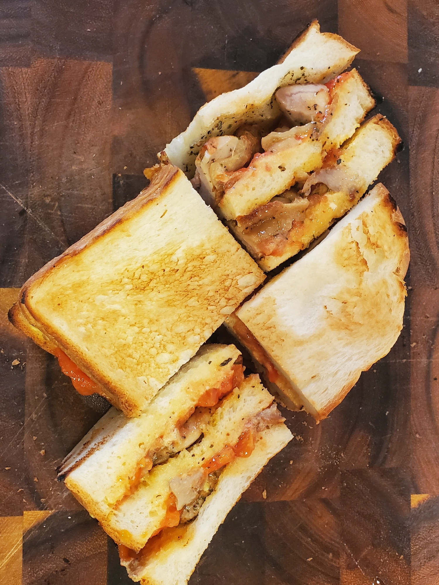 カットして並べた、バジルチキンサンド