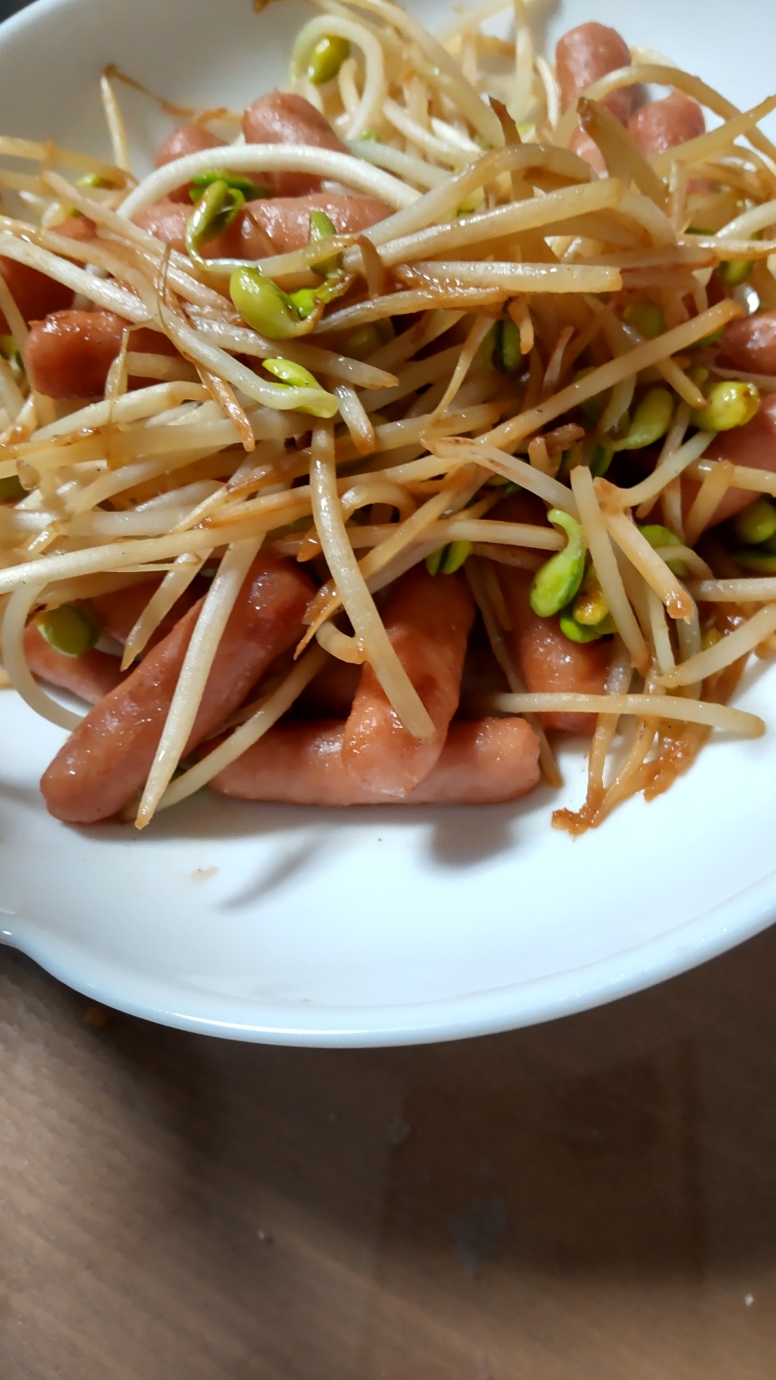 ウインナーと豆もやしのにんにく醤油炒め