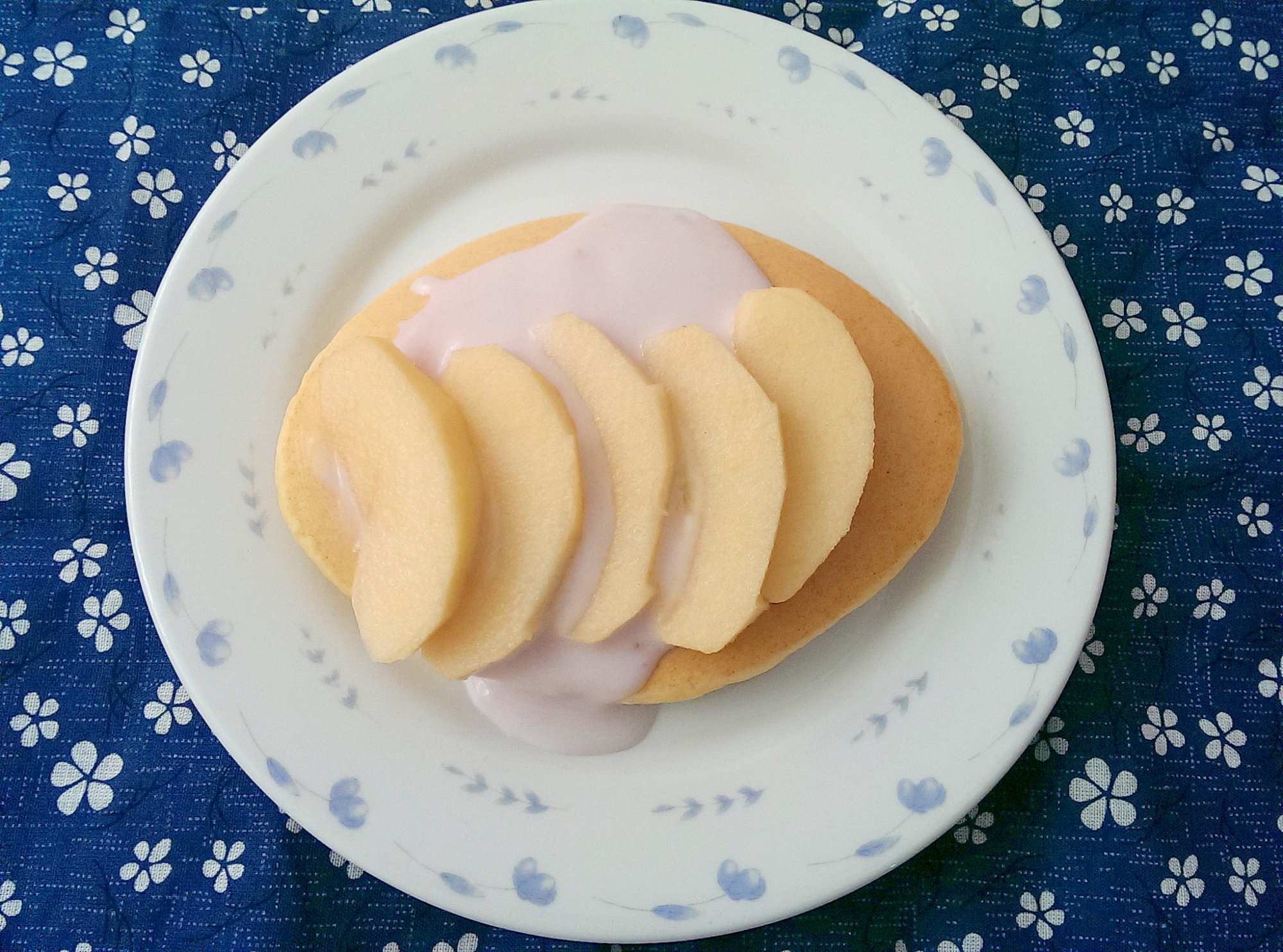 りんごとヨーグルトのせホットケーキ