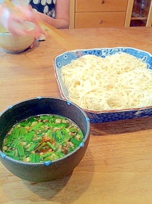 暑い夏にさっぱりしっかり　ひき肉ニラ素麺