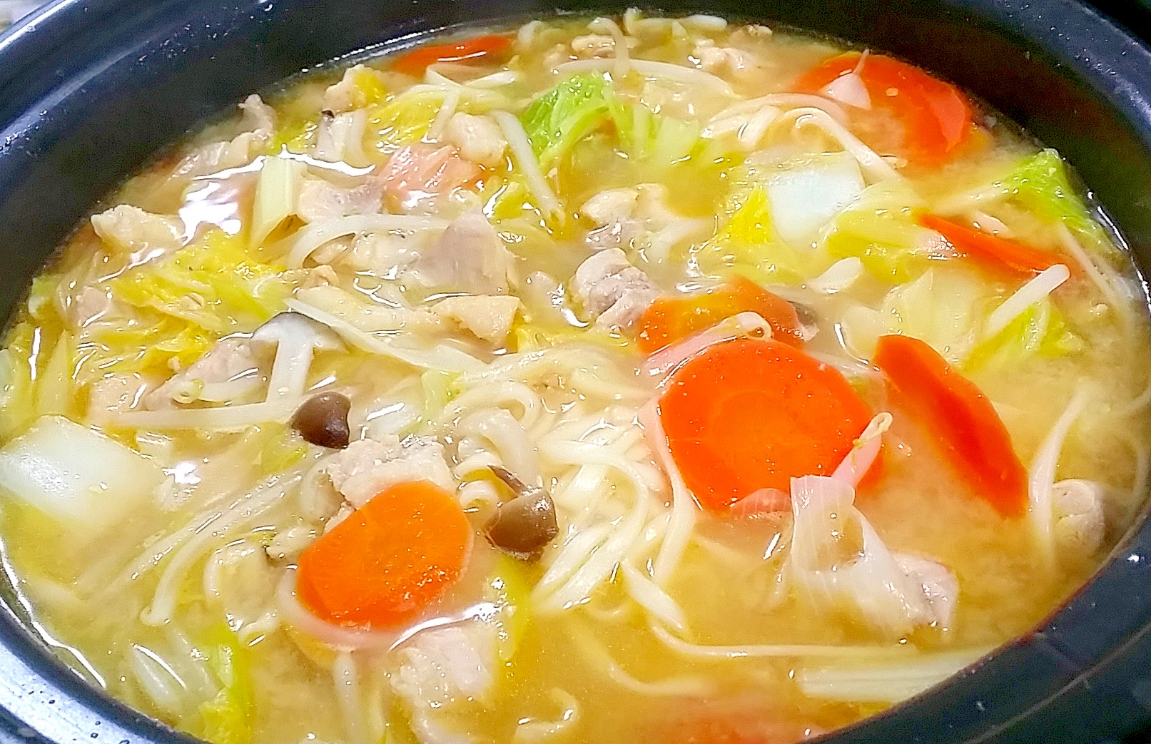 うどん入り☆たっぷり野菜の味噌鍋♪