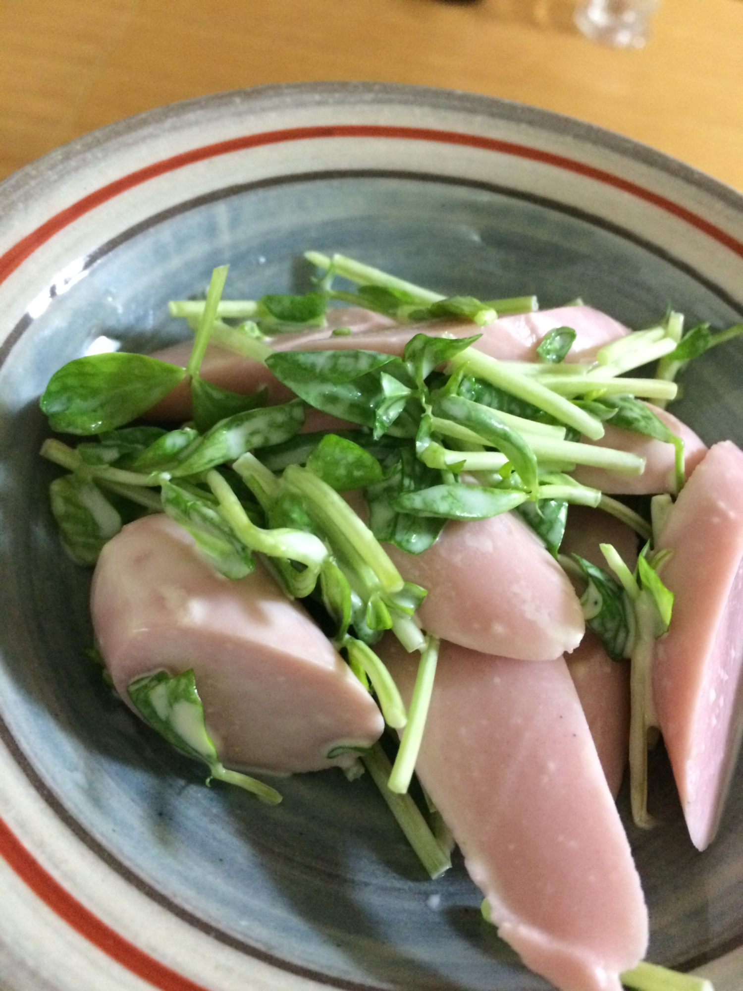魚肉ソーセージと豆苗の簡単サラダ