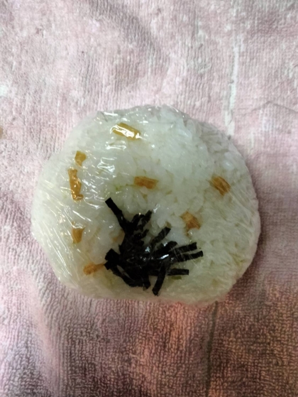 お茶漬け海苔、梅干しのおにぎり