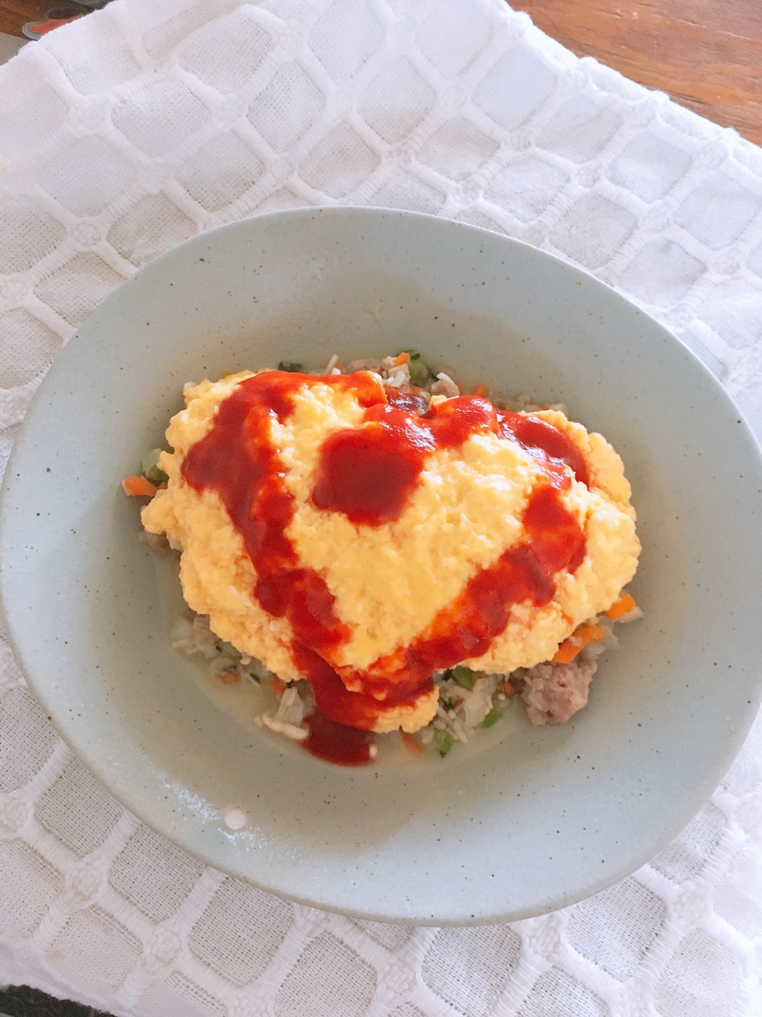 野菜たっぷり！挽肉節約チーズふわとろオムレツ