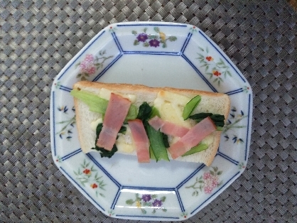 小松菜×コーン×ベーコンのトースト