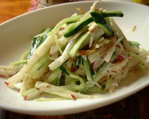 混ぜるだけ、皮も入れます鶏肉のサラダ