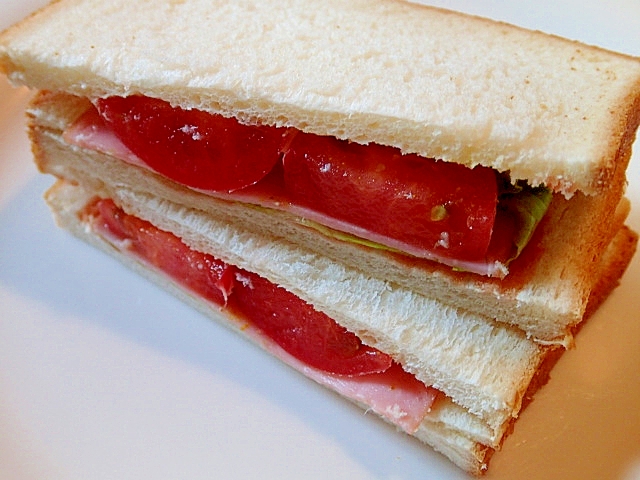 レタスとハムとトマトのカレー香るサンドイッチ